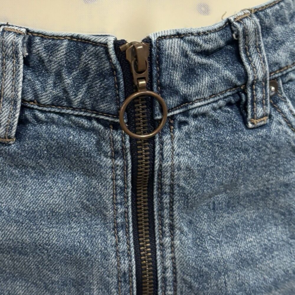 Free People We The Free Zip It Up Denim Mini Skirt Frayed Edge Size 24 Front Zip - Picture 2 of 6